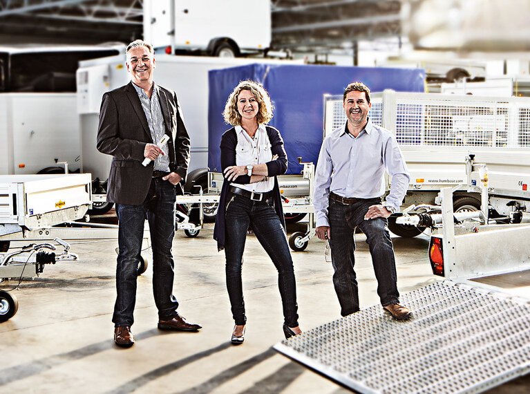 Humbaur sales team stands in front of various trailers | © Humbaur GmbH