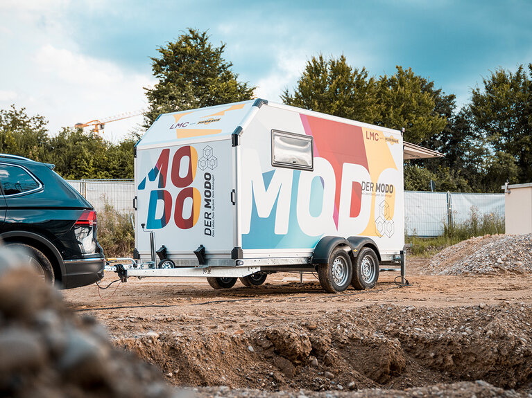 Remorque de camping Humbaur MODO avec véhicule tracteur en action | © Humbaur GmbH