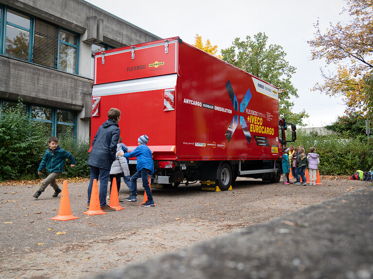 Kinder spielen Spiele zur Sicherheit im Straßenverkehr | © Humbaur GmbH