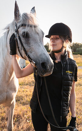 Close-up van Humbaur Equitos wielen met wielkasten op zandgrond | © Humbaur GmbH