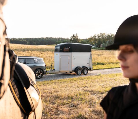 Equitos Alu, gekoppeld aan een zwarte auto