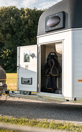 Close-up van het raam van de Humbaur Equitos Alu paardentrailer | © Humbaur GmbH