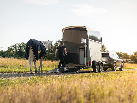 De Equitos Alu paardentrailer is bevestigd aan een zwarte auto.  | © Humbaur GmbH