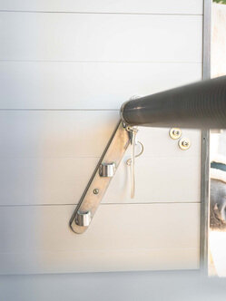 Close-up van een automatisch steunwiel met duwhandgreep en ergonomische steunwielhandgreep | © Humbaur GmbH