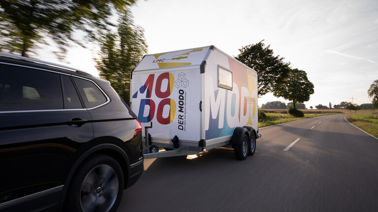 Humbaur MODO est tracté par une voiture noire. | © Humbaur GmbH