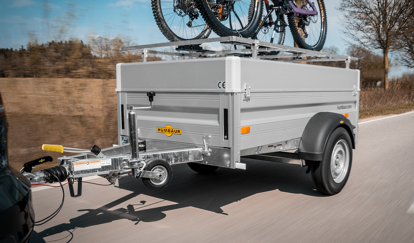 HA with wooden aluminium lid and railing on which two bicycles are transported | © Humbaur GmbH