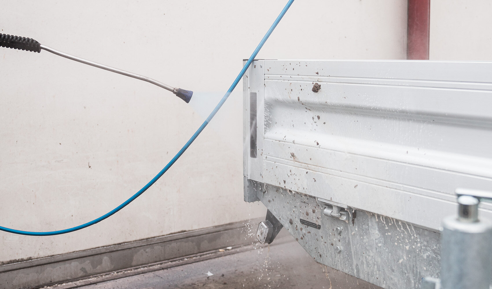 A trailer is cleaned with a high-pressure cleaner. | © Humbaur GmbH