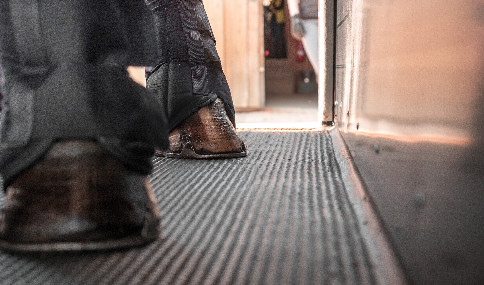 Horse hooves on the floor of a Humbaur horse trailer | © Humbaur GmbH