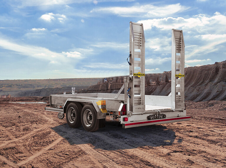 Een vrachtwagen staat geparkeerd in een bouwput | © Humbaur GmbH